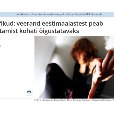 Hirmunud naine, sirutab kätt kaamera vaatepunkti suunas (17)